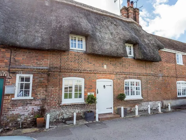 92 The Borough: A Cosy Thatched Retreat in Downton