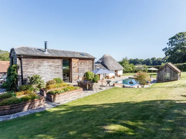 A Thatched Haven at Whiteshoot Farm